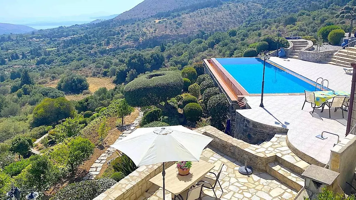 Exquise maison en pierre avec piscine à débordement et vue sur la mer à La Canée